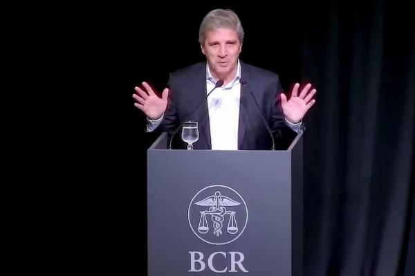 "Cagarlos a patadas en el culo": El fuerte exabrupto de Caputo contra los economistas que piden devaluar