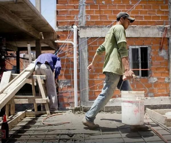 Alerta en Provincia: El Gobierno bonaerense denuncia un "derrumbe" en industria y construcción