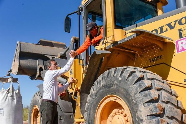 Crecen las quejas contra Caputo por la retención de un billón de pesos destinados a reparar rutas