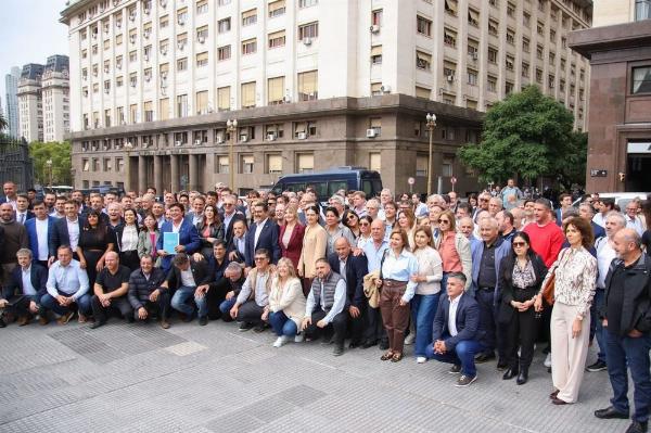 Protesta federal: Intendentes marcharon al Ministerio de EconomÃa contra el ajuste y el precio de la nafta