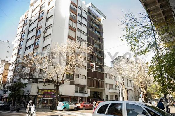 Patrimonio en la mira: Manuel Adorni puso a la venta su departamento en el centro de La Plata