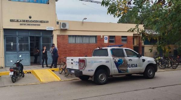 Falsas amenazas en escuelas: Buscan que los padres paguen los costos de los operativos