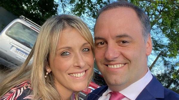 Justicia archivó la causa contra Adorni por el viaje de su pareja a EE.UU.