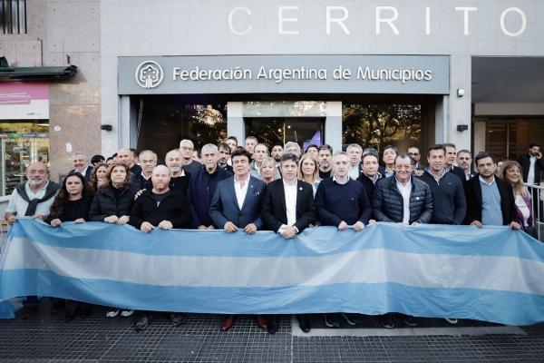 Kicillof y los intendentes contra el ajuste nacional: "Milei no puede hacerse más el distraído"