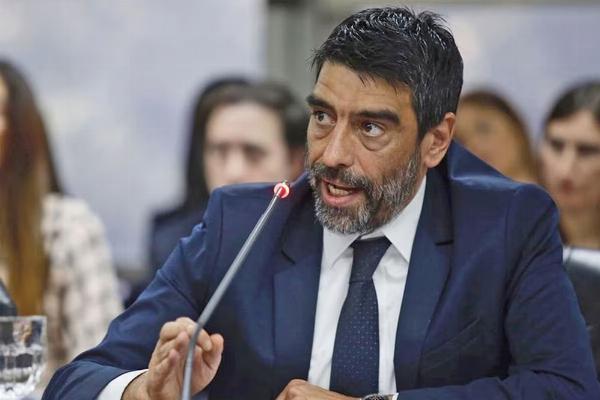 Conflicto judicial: Manuel Adorni denunciará a Rodolfo Tailhade por espionaje ilegal