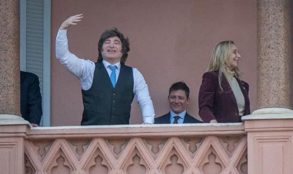 Operación Unidad: Milei copó el balcón de la Rosada junto a Santiago Caputo y Patricia Bullrich