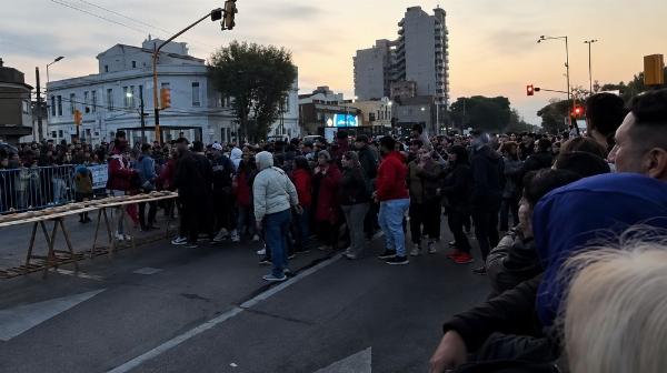 Desborde en Avellaneda: Vecinos saltaron las vallas y saquearon un sándwich de 750 metros de largo