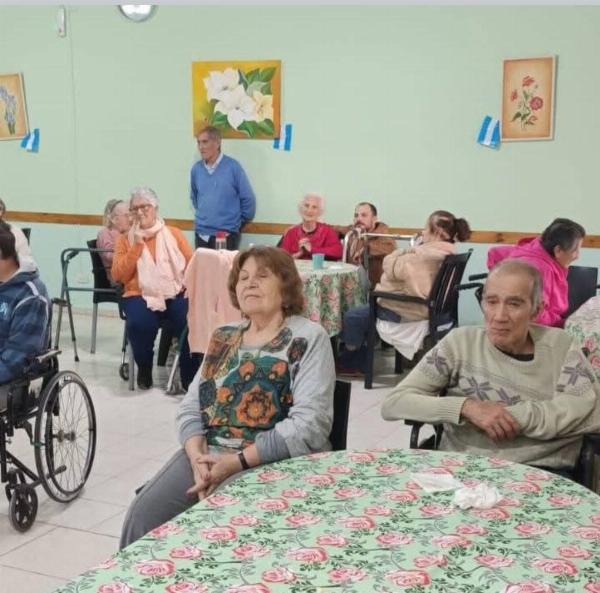 Emotiva celebración patria y tarde de tradición en el Hogar Madre Teresa de Rojas