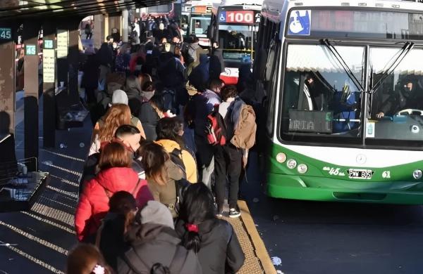 Golpe al bolsillo: El boleto mínimo de colectivo en la provincia superó los 1.000 pesos tras un nuevo aumento