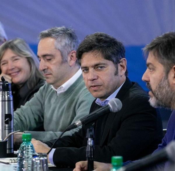 Kicillof alineó a su tropa en La Plata y ordenó ignorar la interna con La Cámpora para polarizar con Milei