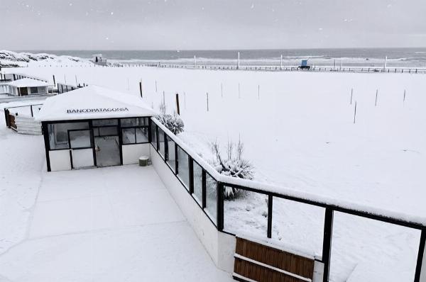 Postales de invierno: una histórica nevada cubrió de blanco las playas de Mar del Plata y el sudeste bonaerense