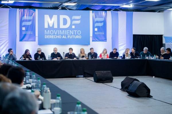 Kicillof reunió a la dirigencia bonaerense, ordenó armar “en todos los territorios” y definió el sentido de sus “nuevas canciones”
