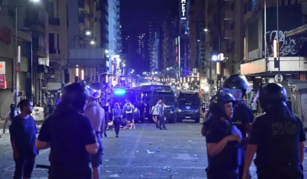 Festejos empañados en el centro porteño: incidentes en el Obelisco tras el triunfo de la Selección dejaron al menos nueve detenidos