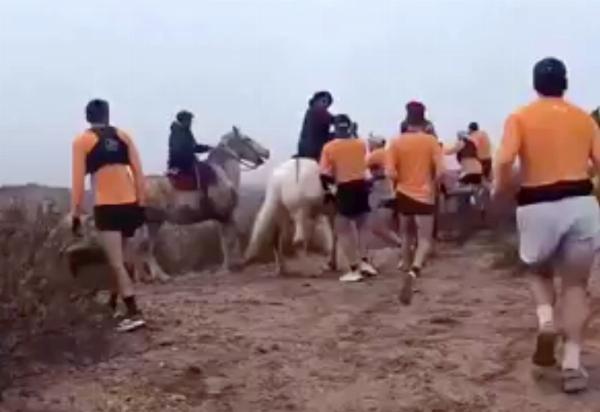 Escándalo y violencia en el trail rionegrino: jinetes armados atacaron a los corredores de la Doble Apolo