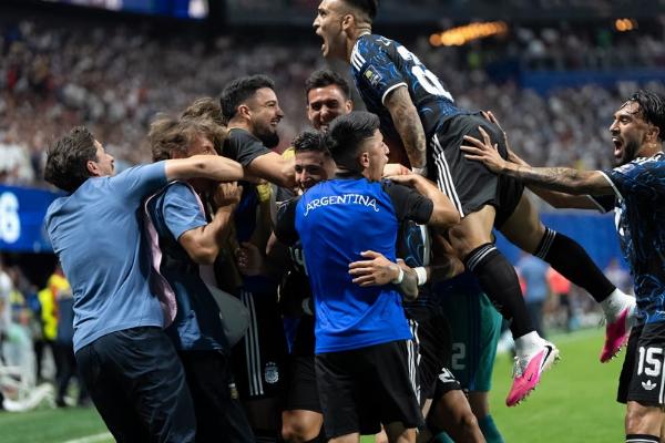 Argentina lo dio vuelta sobre la hora ante Inglaterra con épica de Lautaro y se metió en la final del Mundial