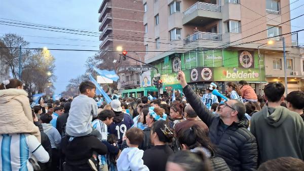 Rojas se tiñó de celeste y blanco con un festejo masivo tras la épica clasificación de Argentina a la final