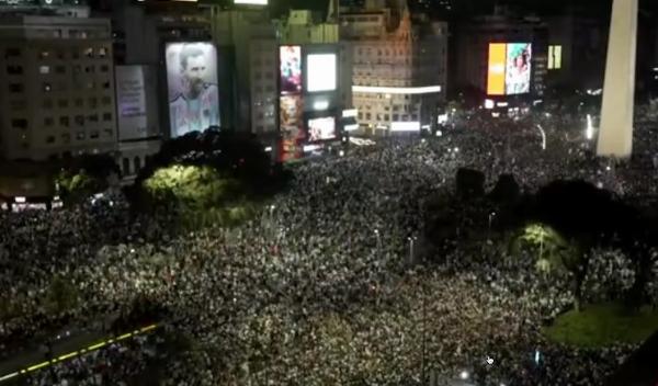 Marea celeste y blanca en el Obelisco: una multitud celebra en el centro porteño el pase de Argentina a la final