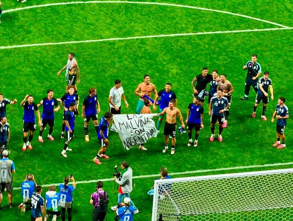 Los jugadores de la Selección desplegaron una bandera por las Malvinas tras eliminar a Inglaterra
