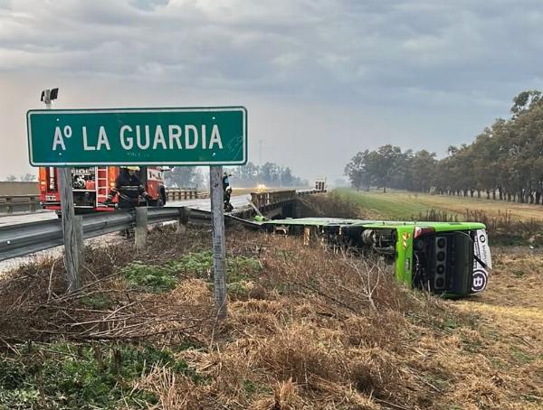 Milagro en Carmen de Areco: en medio del temporal, volcó un micro en la Ruta 7, cayó de un puente y buscan a un chofer desaparecido