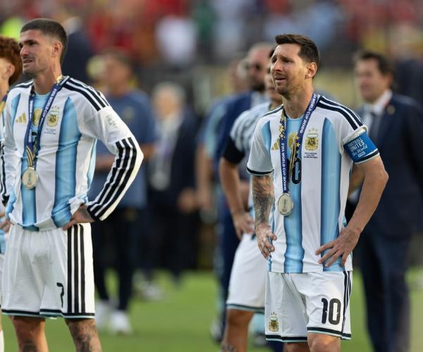Demora en el vuelo de la Selección argentina: la delegación regresará por la tarde al país