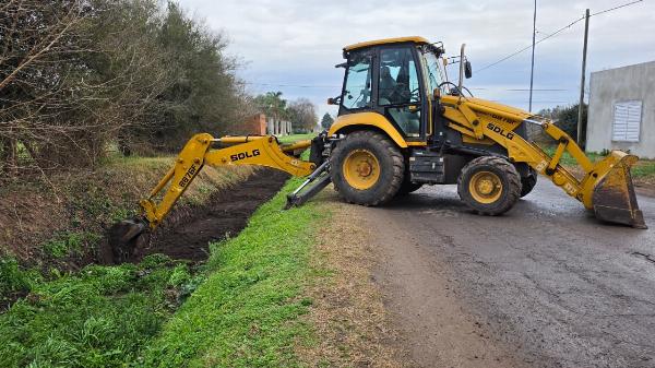 Trabajos de prevención en Rojas: el Municipio limpió el canal de Prado Español para mejorar el escurrimiento del agua