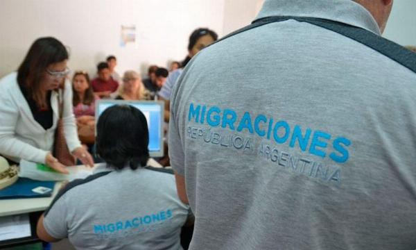 El Gobierno modificó la Ley de Migraciones por DNU y podrá expulsar a extranjeros por mensajes de odio contra argentinos