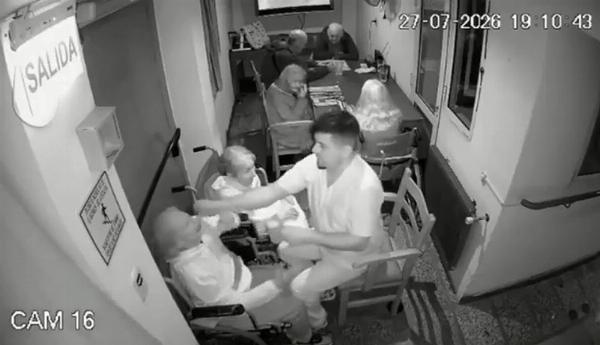 Conmoción en Mar del Plata: echan e imputan por lesiones graves al cuidador de un geriátrico que agredió a dos ancianas