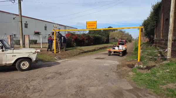 Quedó instalado el arco limitador de altura sobre Avenida Larrea, en el ingreso a Barrio Matadero