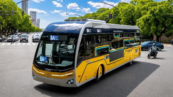 Llega el Trambús a la Ciudad de Buenos Aires: cómo es el colectivo eléctrico que conecta cinco líneas de subte sin pasar por el centro