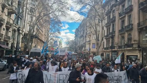 Movimientos sociales y gremios marcharon por San Cayetano contra la política económica oficial