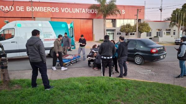 Rojas: colisión entre una moto y un automóvil frente al cuartel de Bomberos Voluntarios