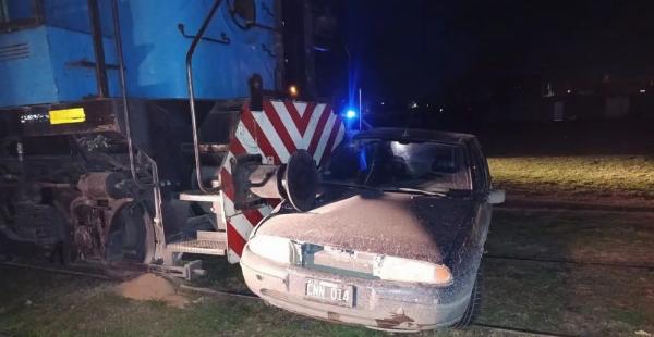 Un tren embistió y arrastró 100 metros a un auto en Bahía Blanca: los dos ocupantes resultaron ilesos