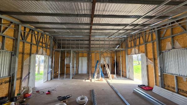 Avanza la construcción del nuevo Salón de Usos Múltiples en el Barrio Evita de Rojas