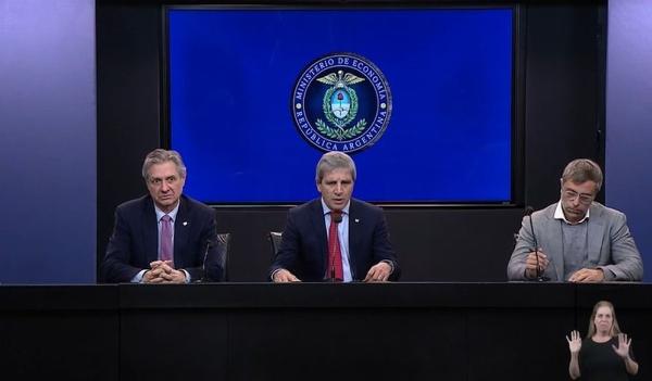 Caputo anunció la flexibilización de créditos en dólares