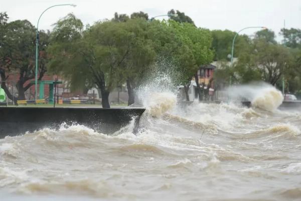 Alertan por una crecida en el Río de La Plata de 1,30 metros por encima de sus valores habituales
