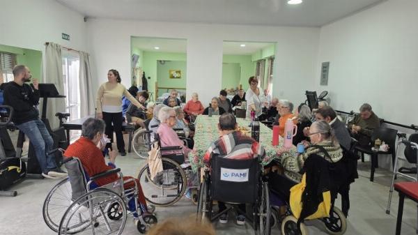 Función de radioteatro en el Hogar Municipal: los residentes presentaron una obra propia