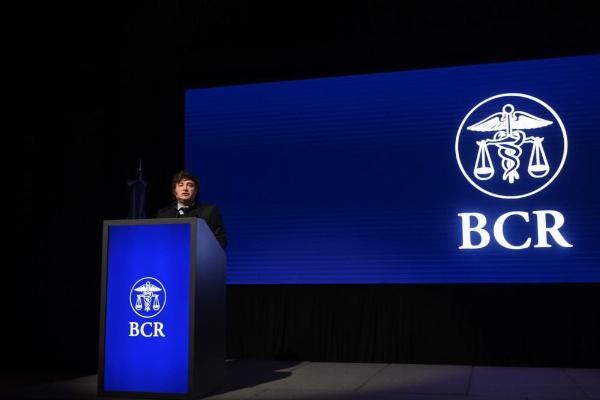 Javier Milei expuso en la Bolsa de Comercio de Rosario y desestimó las crÃticas por los Ãndices de morosidad