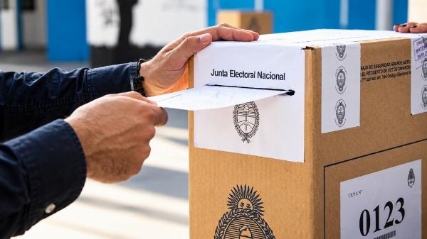 Encuesta nacional de Analogías ubica a Javier Milei y al peronismo en empate técnico de cara a 2027 bajo un escenario de "polarización sucia"