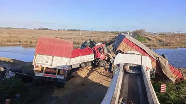 Trágico choque en cadena entre cuatro camiones sobre la Ruta Provincial 51 deja un chofer muerto y tres heridos graves