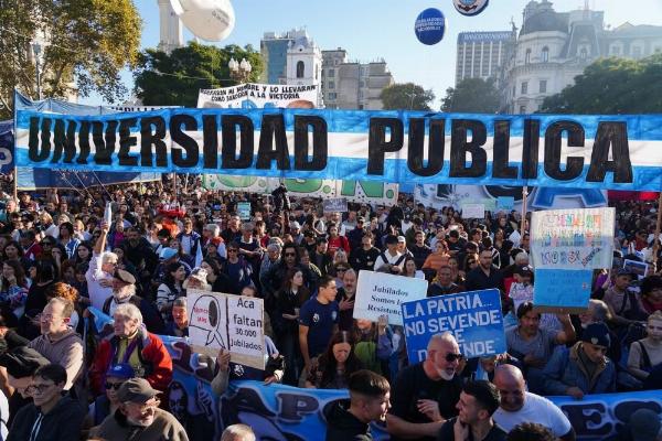 Los gremios universitarios rechazan la oferta salarial del Gobierno, ratifican un paro de 48 horas y convocan a la quinta Marcha Federal Universitaria