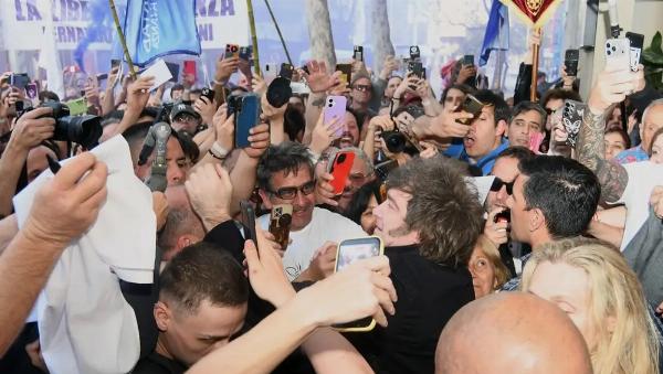 Javier Milei visitó Bahía Blanca: recorrió plantas industriales adheridas al RIGI, sobrevoló un nuevo proyecto de fertilizantes y se reunió con militantes