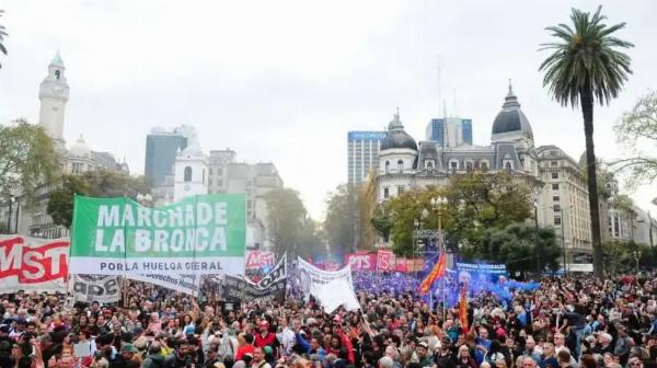 La izquierda realizó la "Marcha de la Bronca" hacia Plaza de Mayo contra las políticas de Milei y exigió un nuevo paro general a la CGT