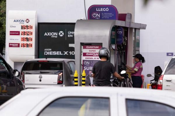 Aumentan los combustibles hasta un 5% por la crisis internacional, pero YPF mantiene sus precios por el momento