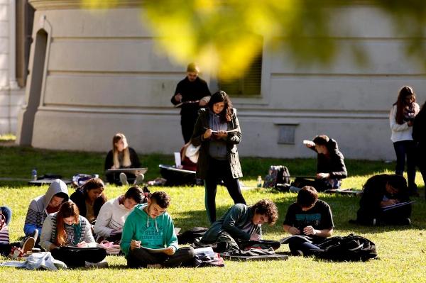 El 72,9% de los jóvenes del interior bonaerense desea migrar a una ciudad grande para estudiar o trabajar