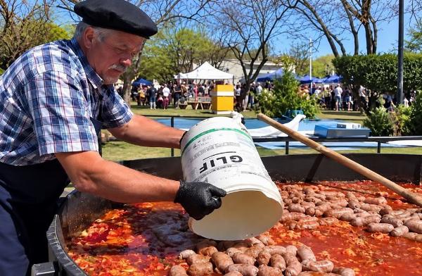Escándalo en General La Madrid: usaron baldes de glifosato para transportar alimentos en una fiesta popular
