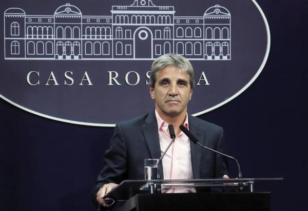 Caputo presentó en París el programa de ciudadanía por inversión para atraer capitales y reforzar la proyección internacional del país