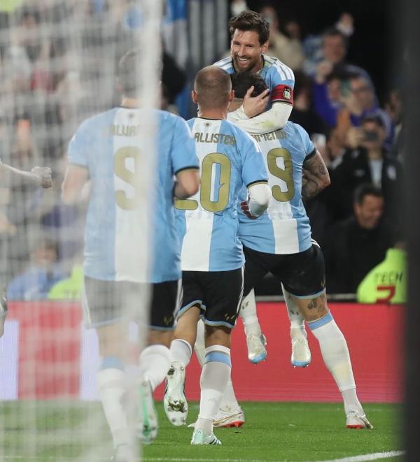 Lionel Messi se despidió de la Selección argentina con una goleada ante Benín y una profunda emoción en el Monumental