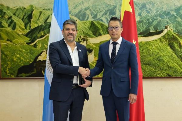 El Gobierno de Kicillof estrecha vínculos con China para incorporar tecnología de almacenamiento en baterías y robustecer el sistema eléctrico