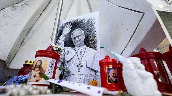 El papa León XIV recibió el alta médica en Roma tras su cirugía pulmonar y regresa al Vaticano
