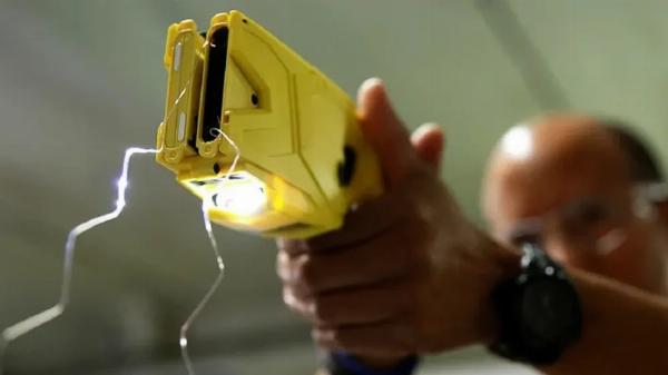 Avanza en la Legislatura el proyecto para incorporar pistolas Taser en la Policía bonaerense